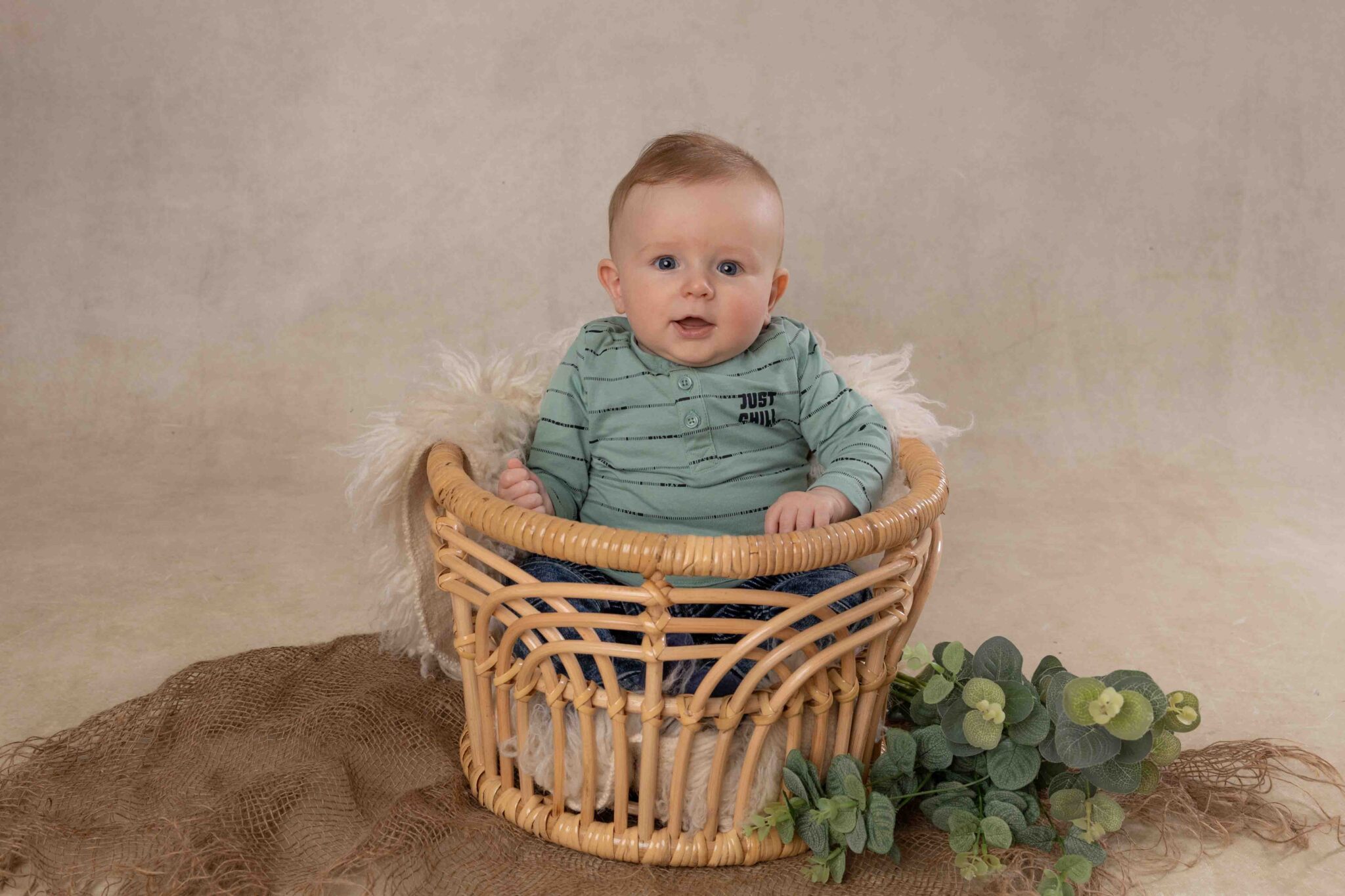 babyfotoshoot in schattig mandje